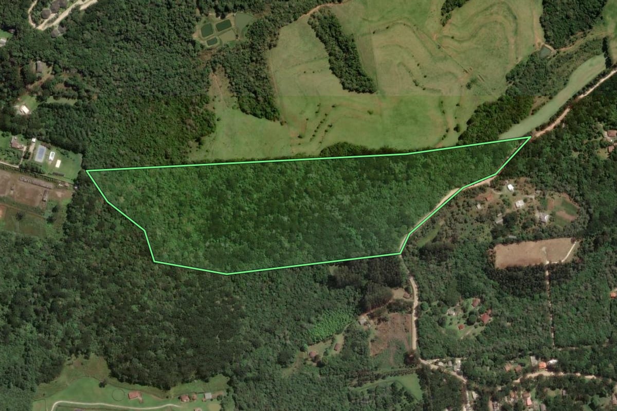 Imagem de satélite do imóvel rural em Campina Grande do Sul (PR), com o contorno declarado no CAR desenhado por cima.