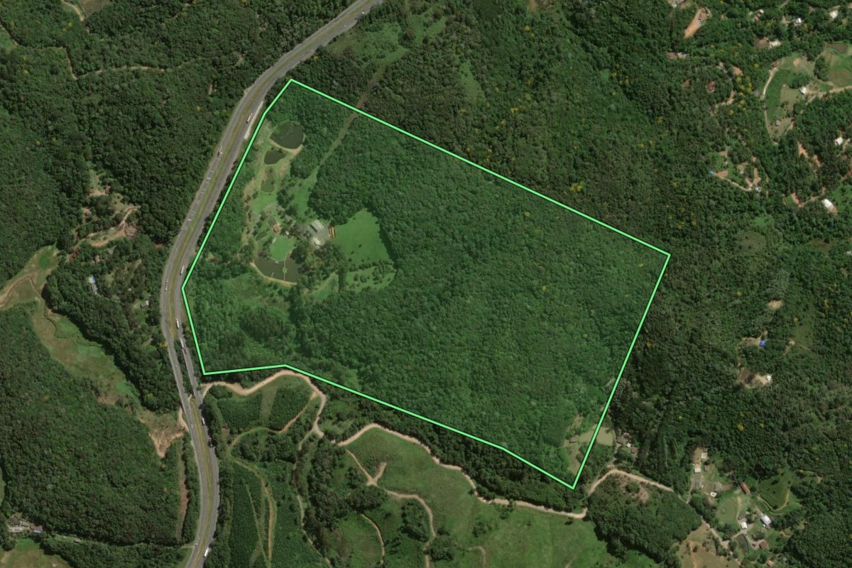 Imagem de satélite do imóvel rural em Campina Grande do Sul (PR), com o contorno declarado no CAR desenhado por cima.