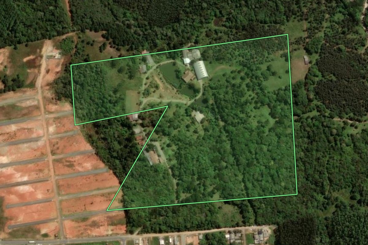 Imagem de satélite do imóvel rural em Campina Grande do Sul (PR), com o contorno declarado no CAR desenhado por cima.