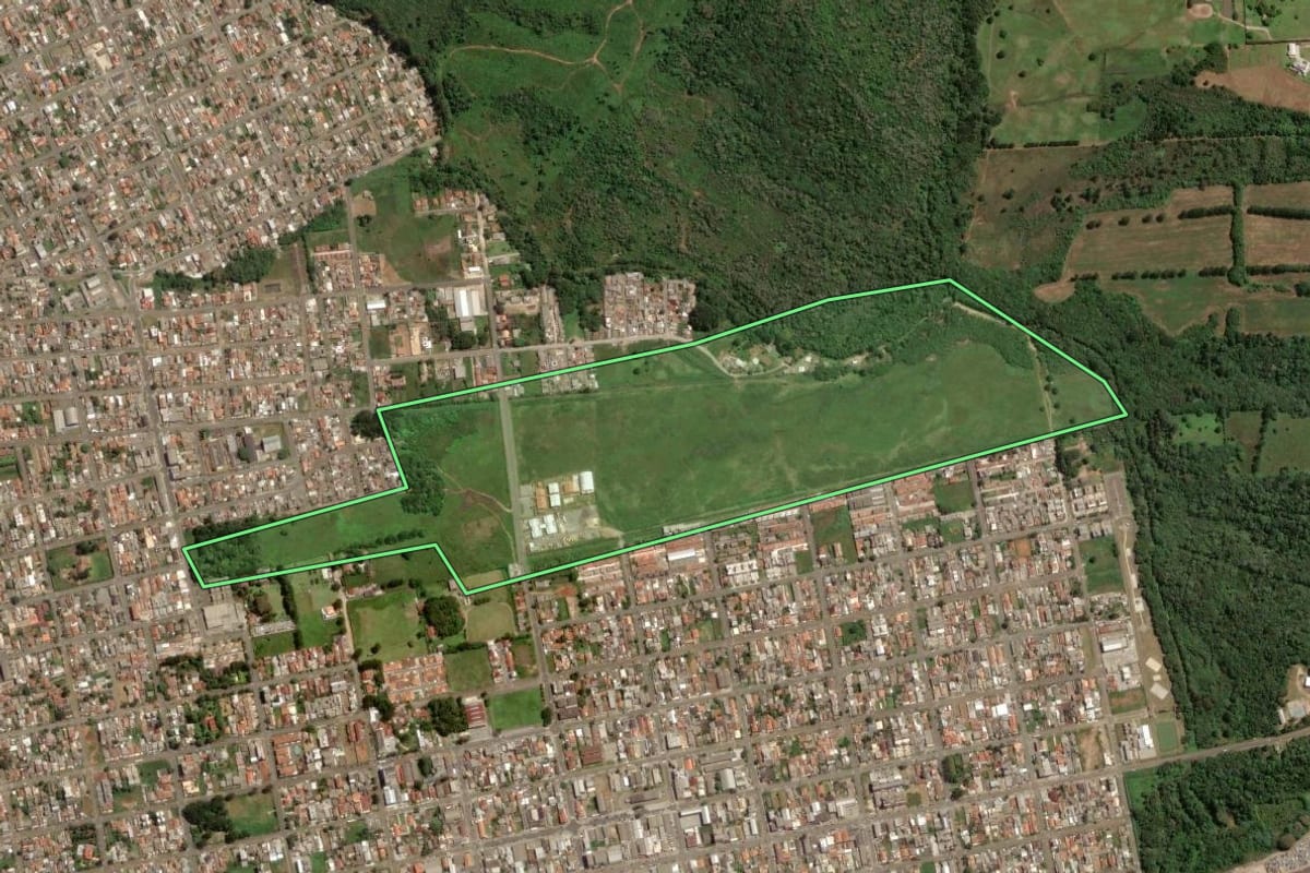 Imagem de satélite do imóvel rural em Campina Grande do Sul (PR), com o contorno declarado no CAR desenhado por cima.