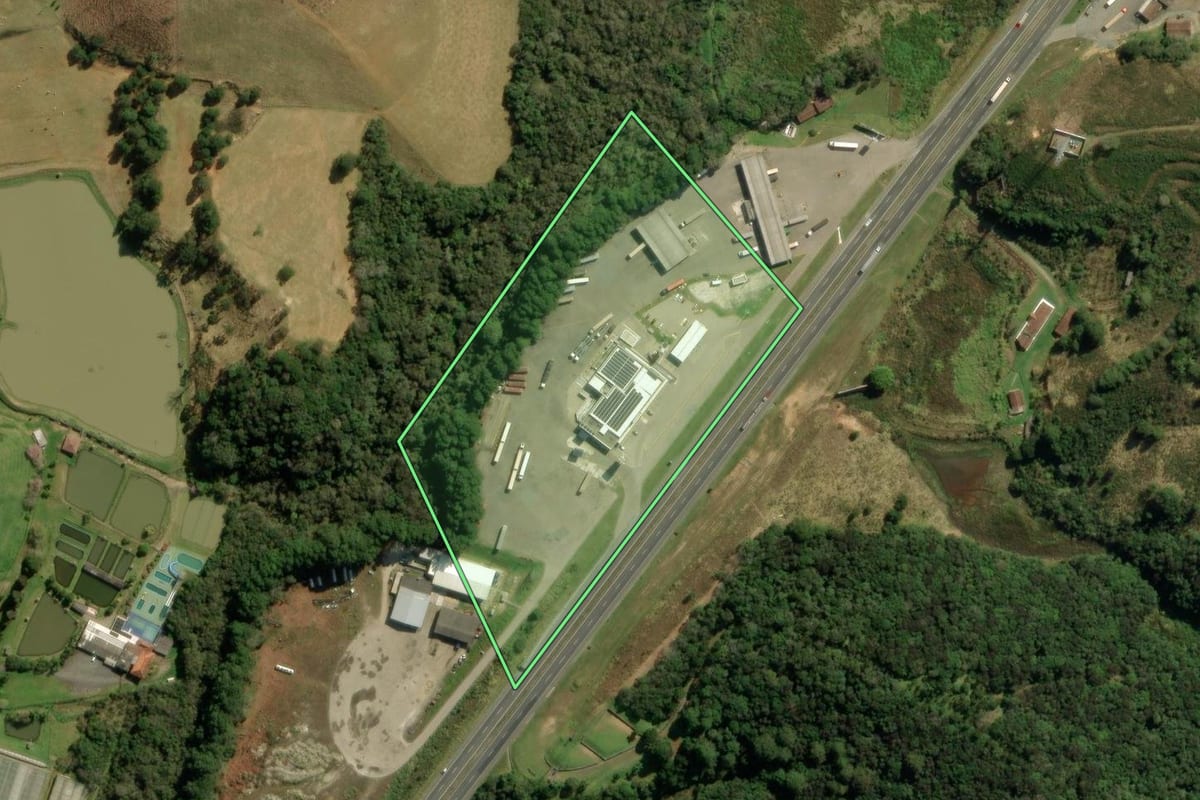 Imagem de satélite do imóvel rural em Campina Grande do Sul (PR), com o contorno declarado no CAR desenhado por cima.