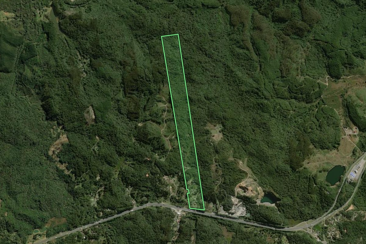Imagem de satélite do imóvel rural em Campina Grande do Sul (PR), com o contorno declarado no CAR desenhado por cima.