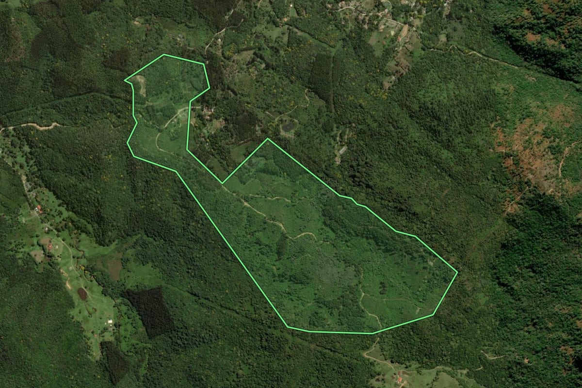 Imagem de satélite do imóvel rural em Campina Grande do Sul (PR), com o contorno declarado no CAR desenhado por cima.