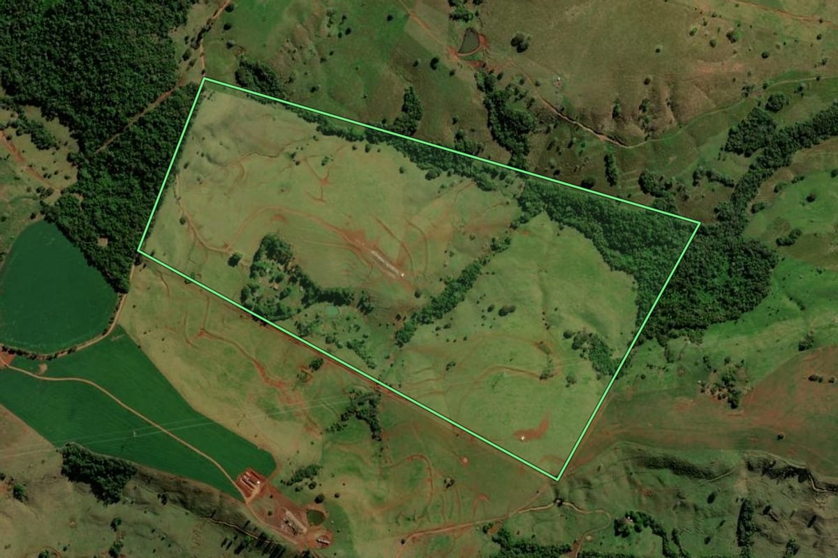 Imagem de satélite do imóvel rural em Campo Bonito (PR), com o contorno declarado no CAR desenhado por cima.