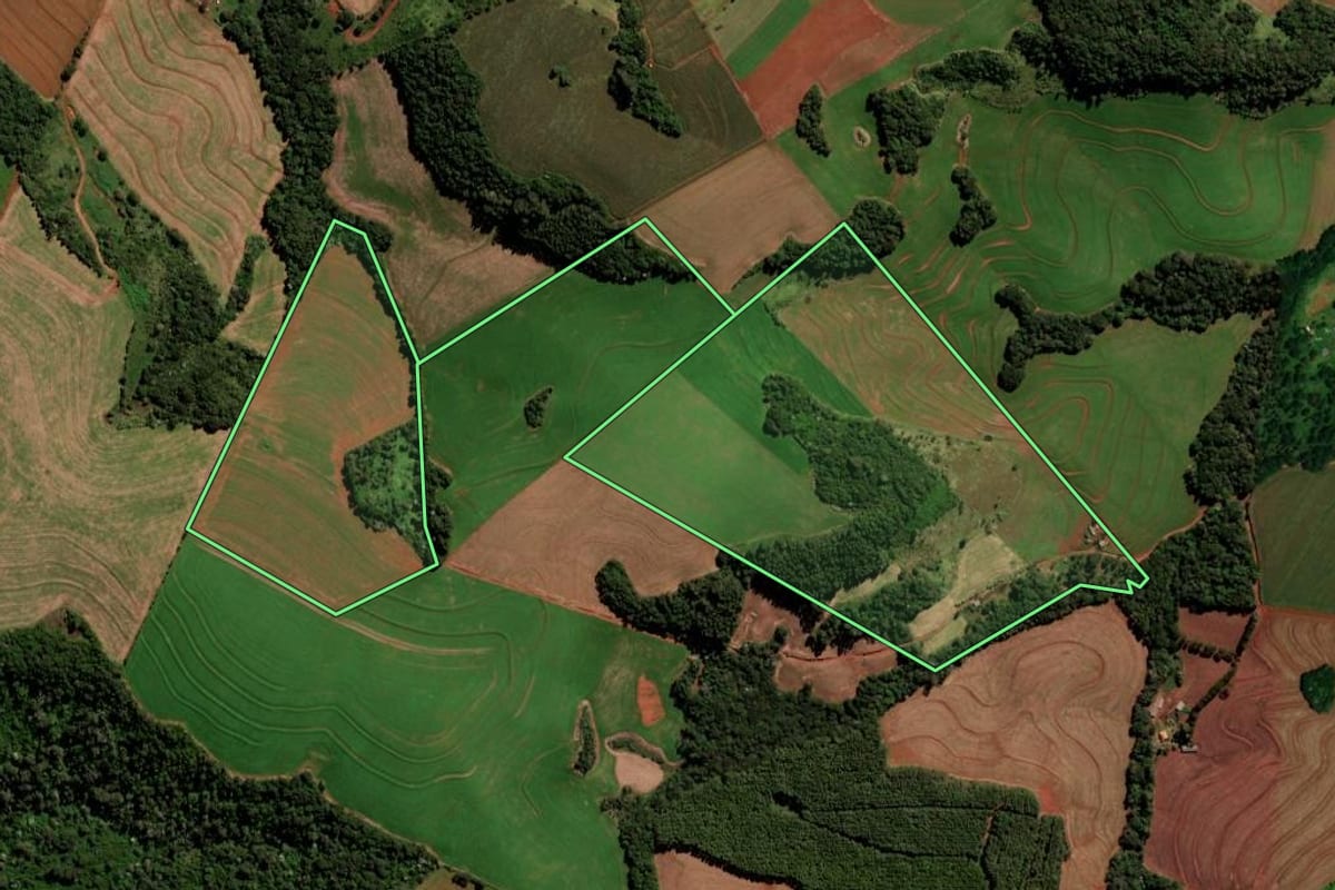 Imagem de satélite do imóvel rural em Campo Bonito (PR), com o contorno declarado no CAR desenhado por cima.