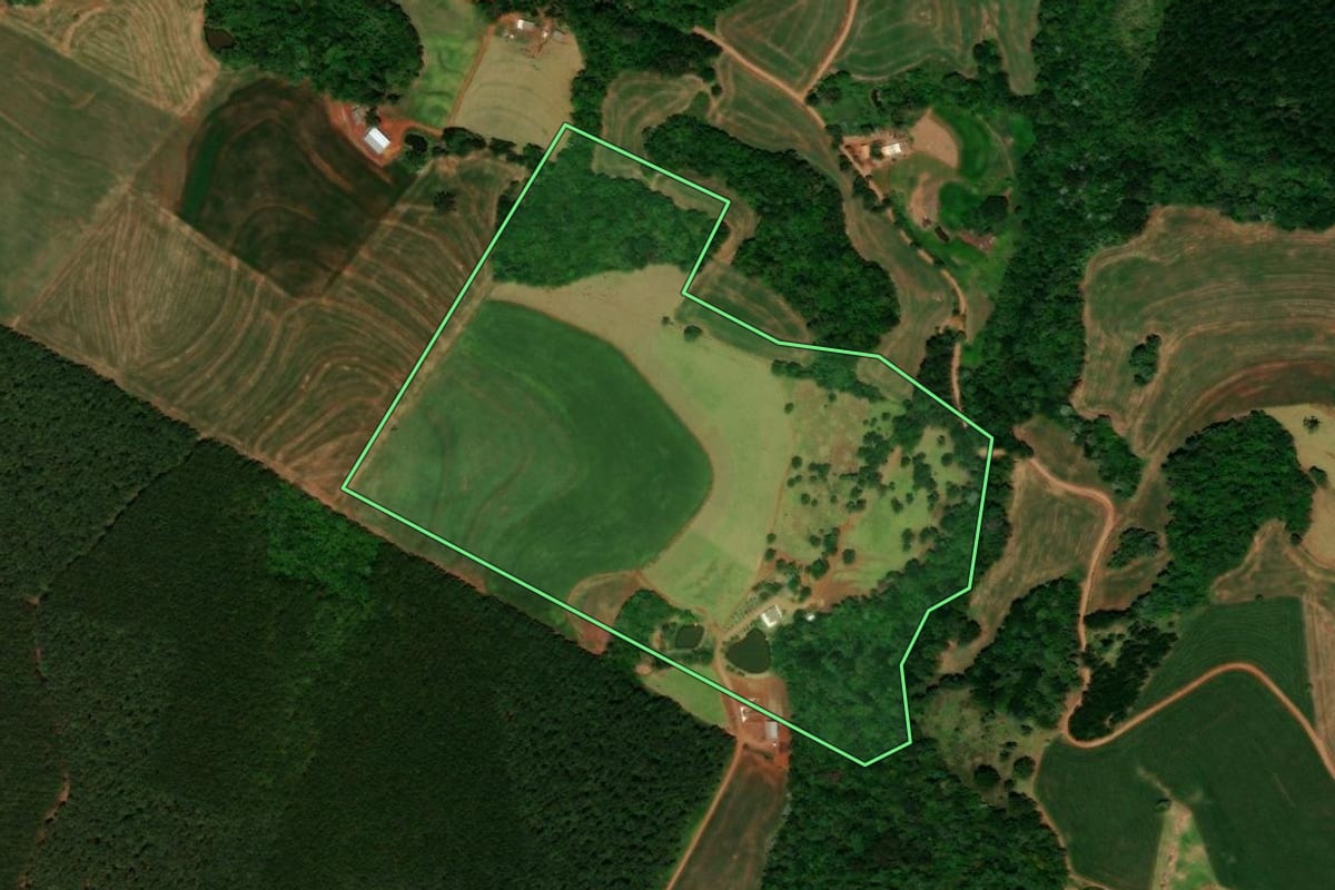 Imagem de satélite do imóvel rural em Campo Bonito (PR), com o contorno declarado no CAR desenhado por cima.