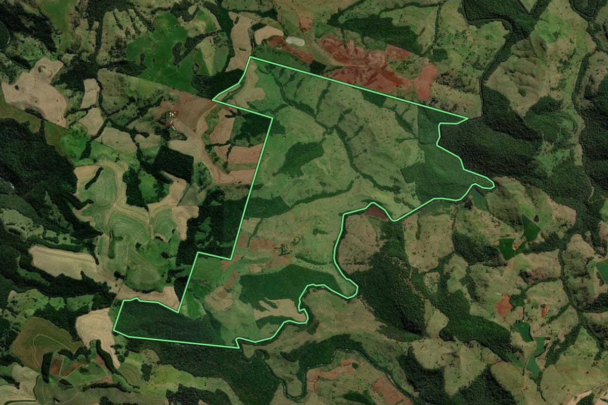 Imagem de satélite do imóvel rural em Campo Bonito (PR), com o contorno declarado no CAR desenhado por cima.