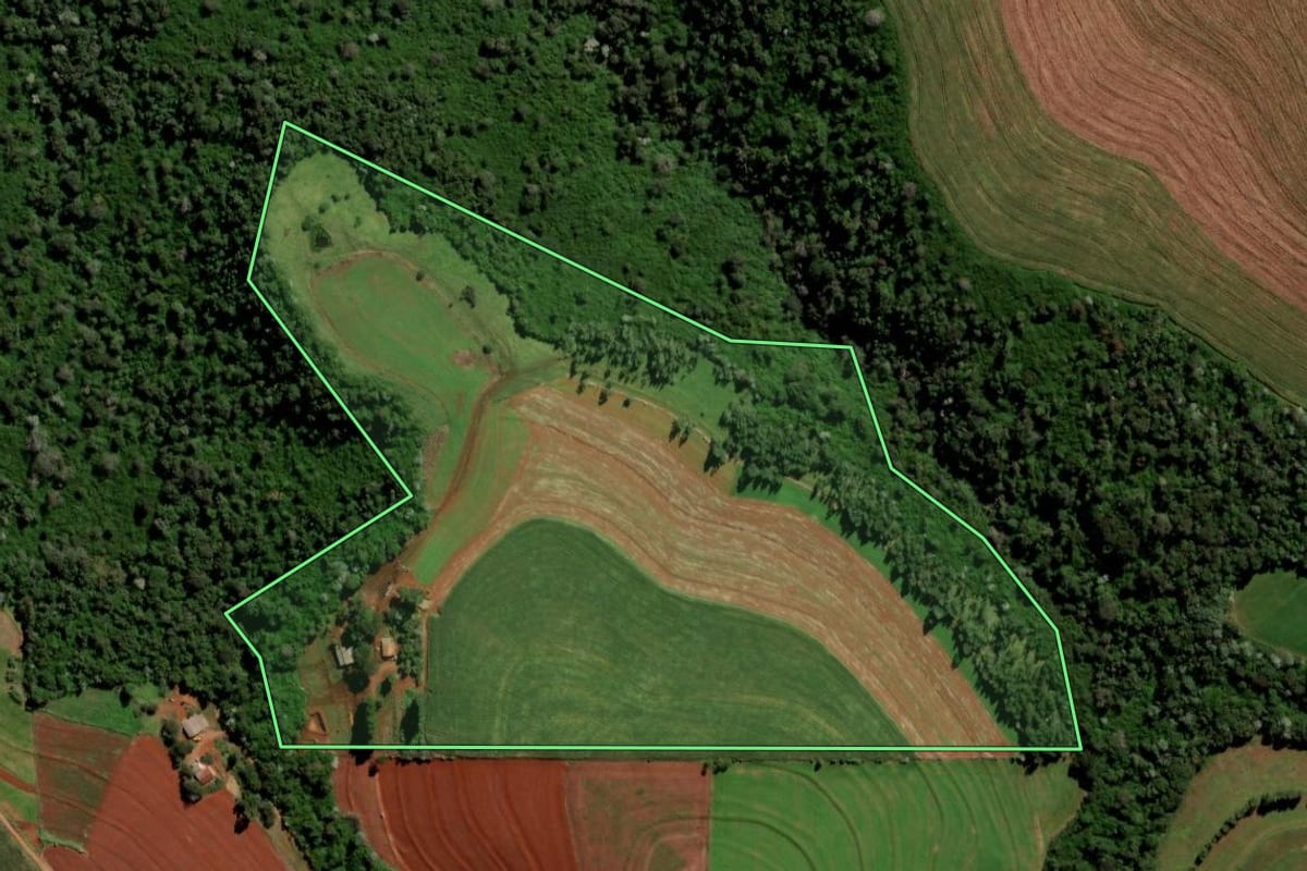 Imagem de satélite do imóvel rural em Campo Bonito (PR), com o contorno declarado no CAR desenhado por cima.