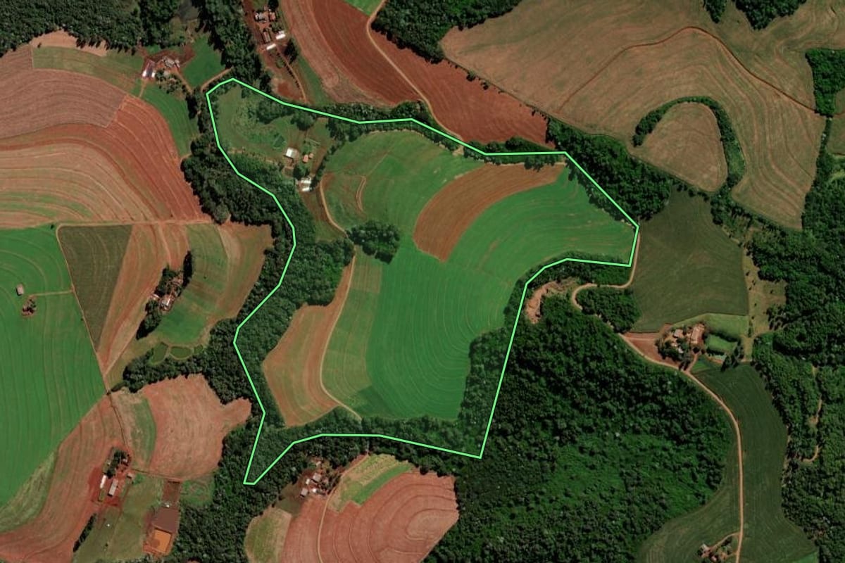 Imagem de satélite do imóvel rural em Campo Bonito (PR), com o contorno declarado no CAR desenhado por cima.