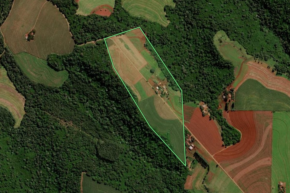 Imagem de satélite do imóvel rural em Campo Bonito (PR), com o contorno declarado no CAR desenhado por cima.
