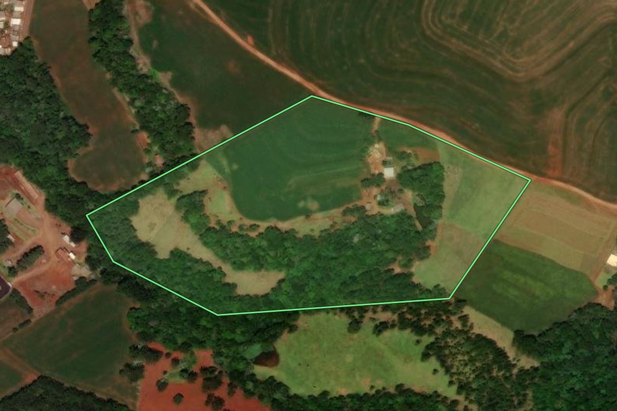 Imagem de satélite do imóvel rural em Campo Bonito (PR), com o contorno declarado no CAR desenhado por cima.