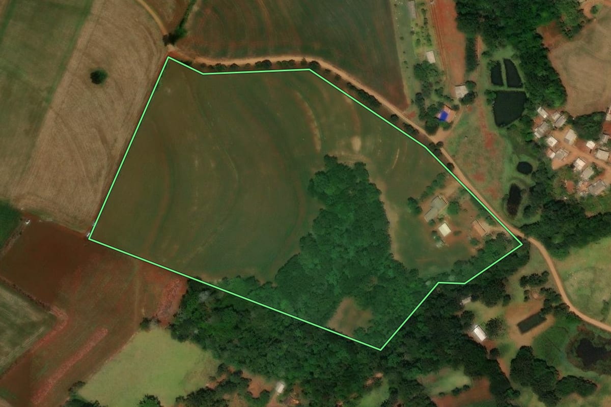 Imagem de satélite do imóvel rural em Campo Bonito (PR), com o contorno declarado no CAR desenhado por cima.