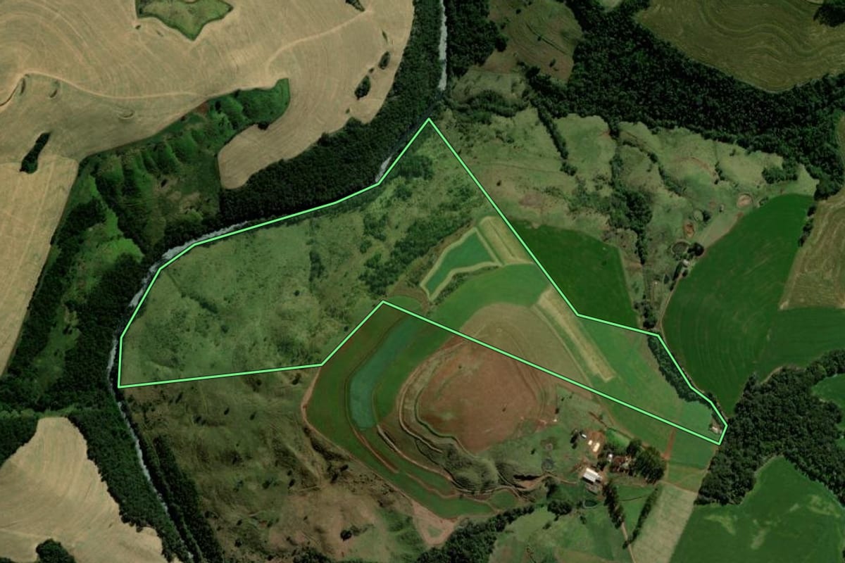 Imagem de satélite do imóvel rural em Campo Bonito (PR), com o contorno declarado no CAR desenhado por cima.