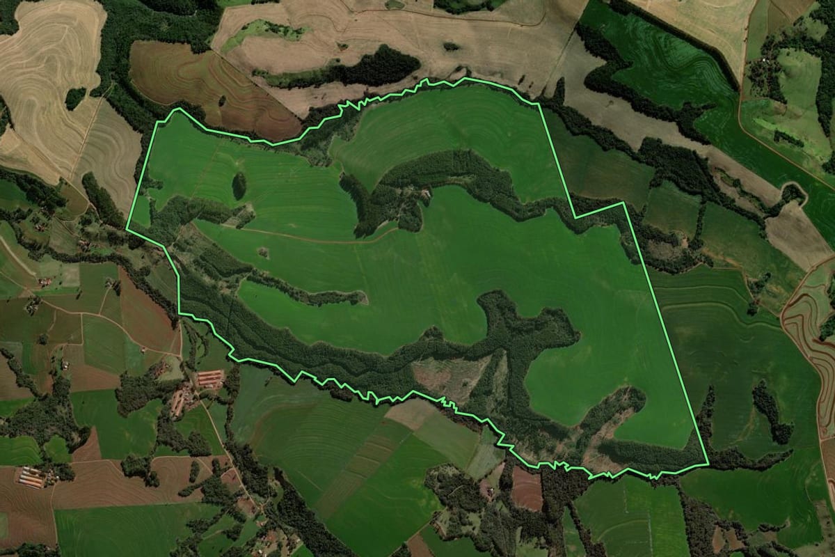Imagem de satélite do imóvel rural em Campo Bonito (PR), com o contorno declarado no CAR desenhado por cima.