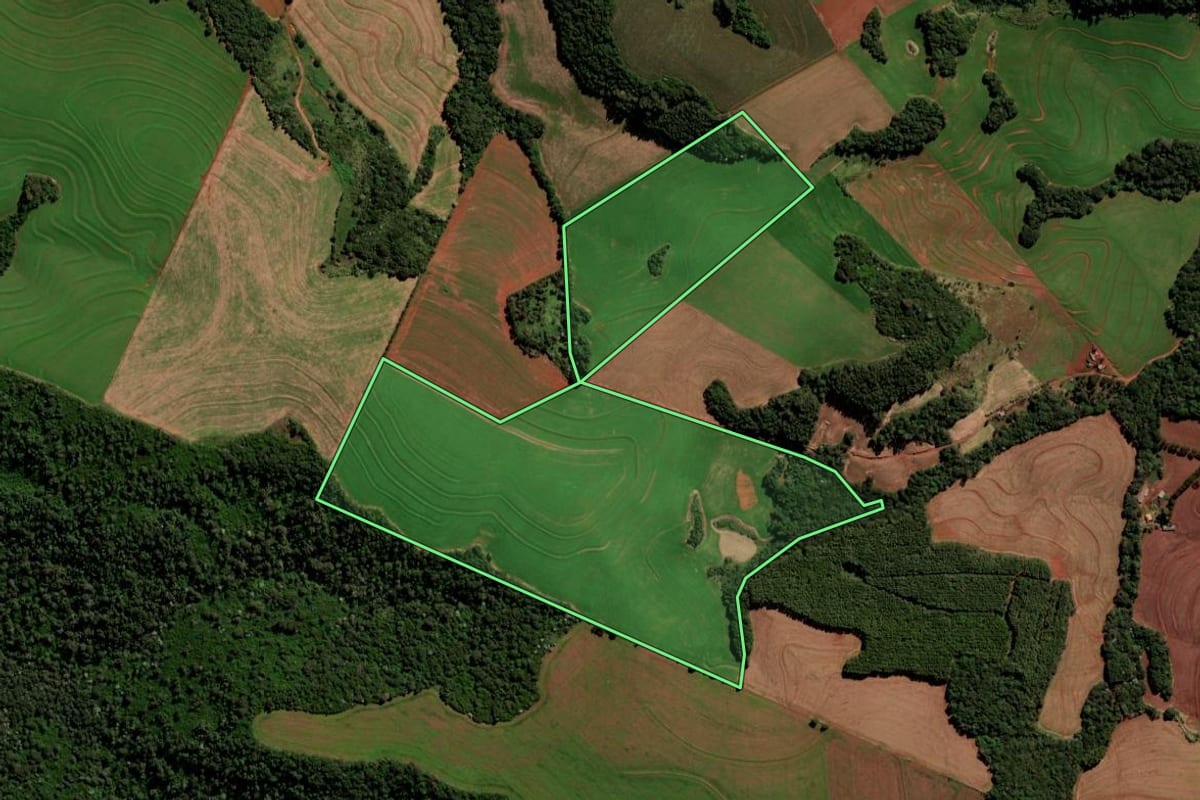 Imagem de satélite do imóvel rural em Campo Bonito (PR), com o contorno declarado no CAR desenhado por cima.