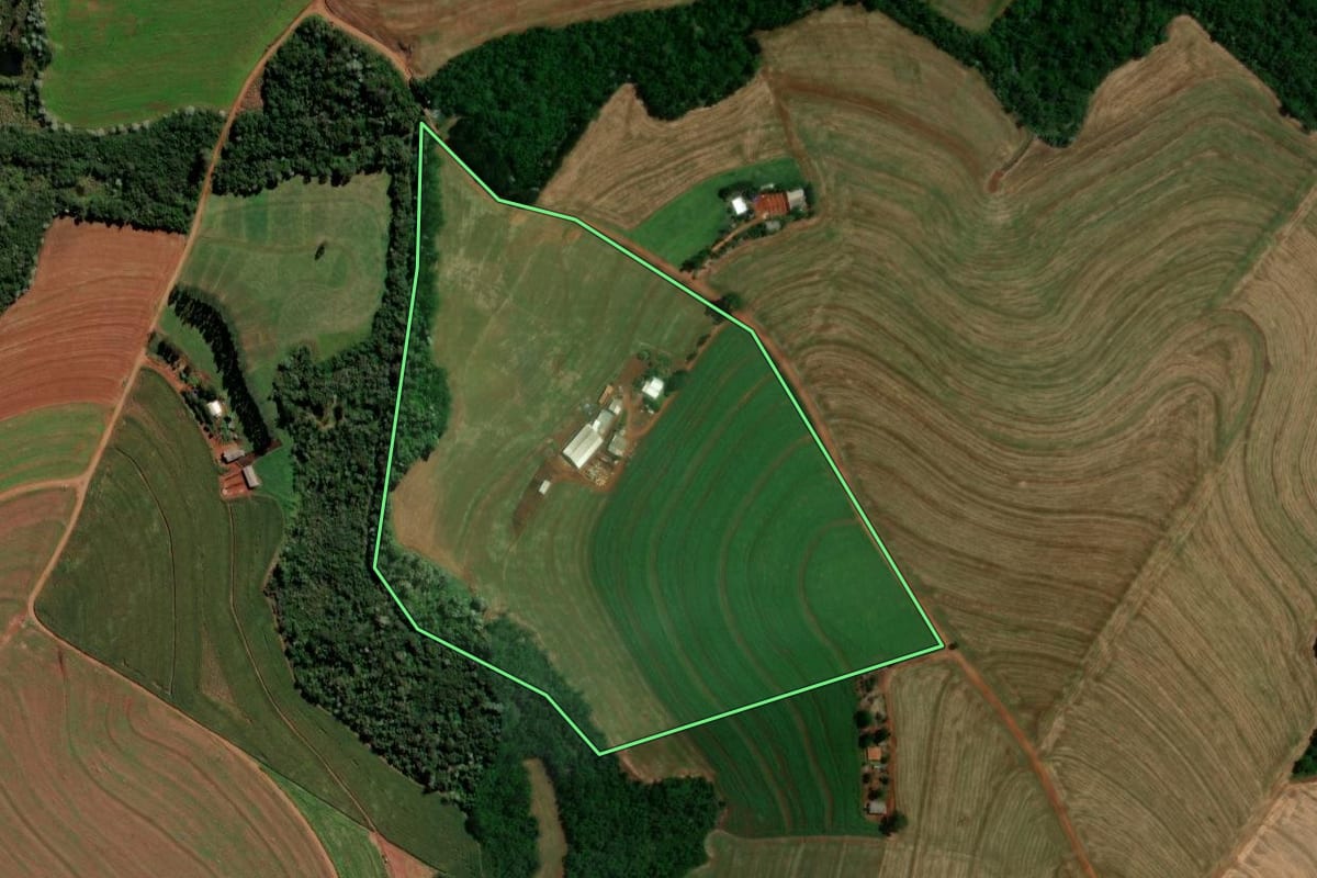 Imagem de satélite do imóvel rural em Campo Bonito (PR), com o contorno declarado no CAR desenhado por cima.