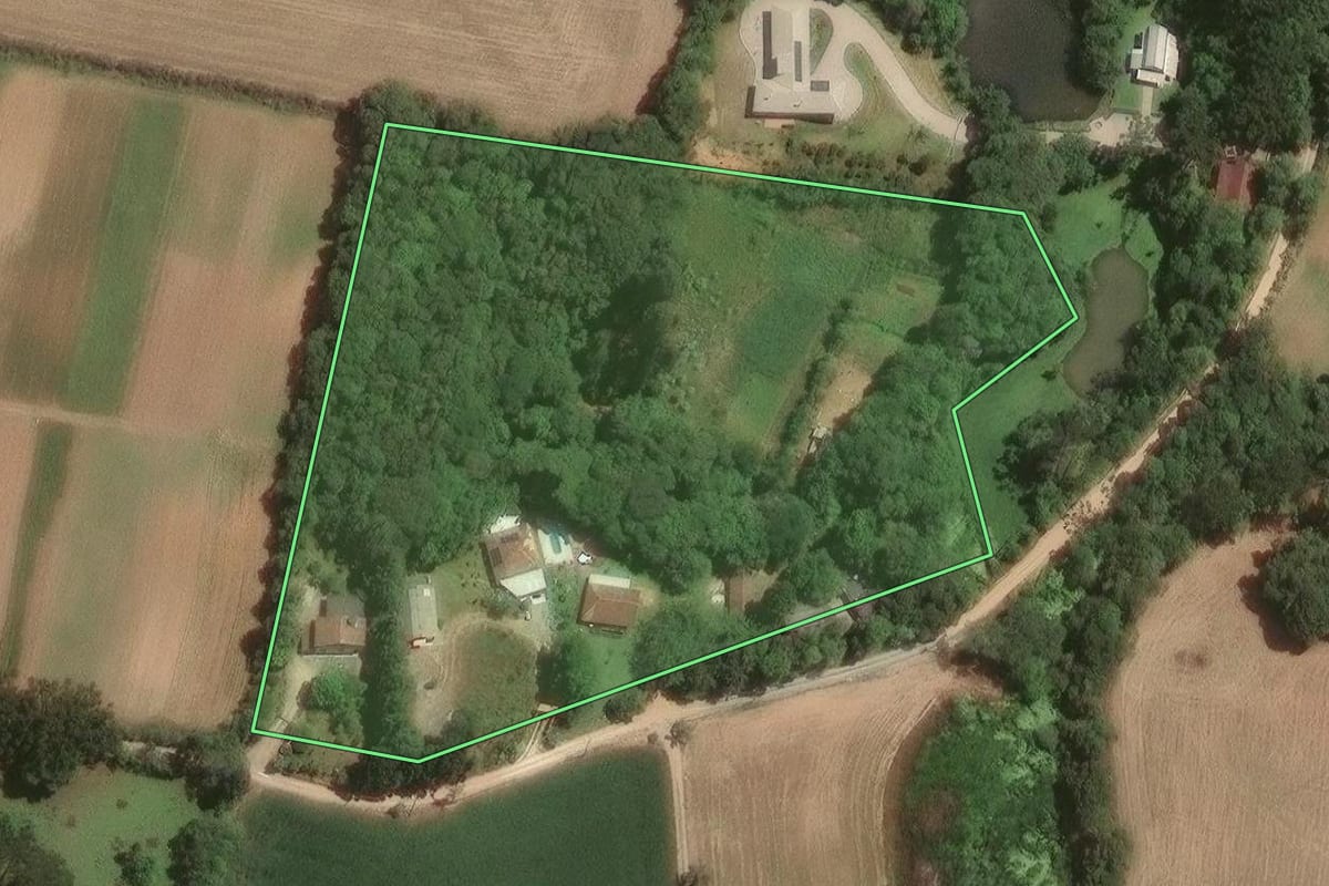 Imagem de satélite do imóvel rural em Campo Largo (PR), com o contorno declarado no CAR desenhado por cima.