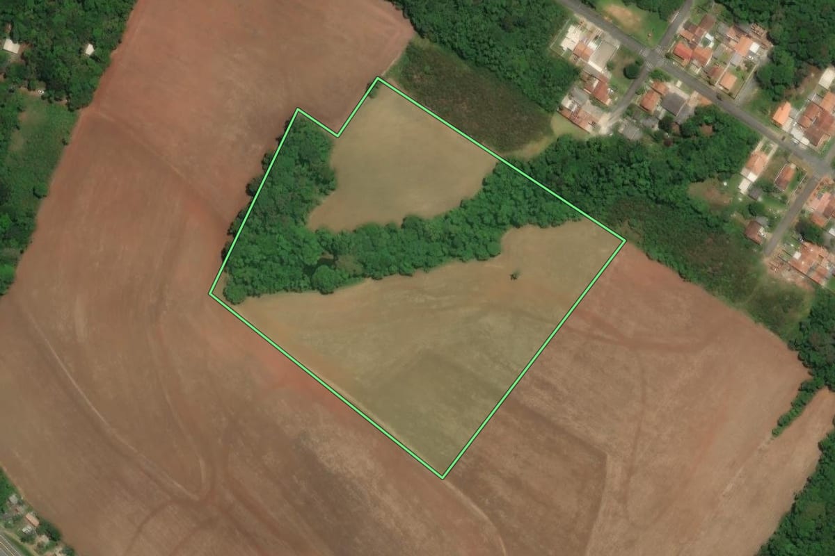 Imagem de satélite do imóvel rural em Campo Largo (PR), com o contorno declarado no CAR desenhado por cima.