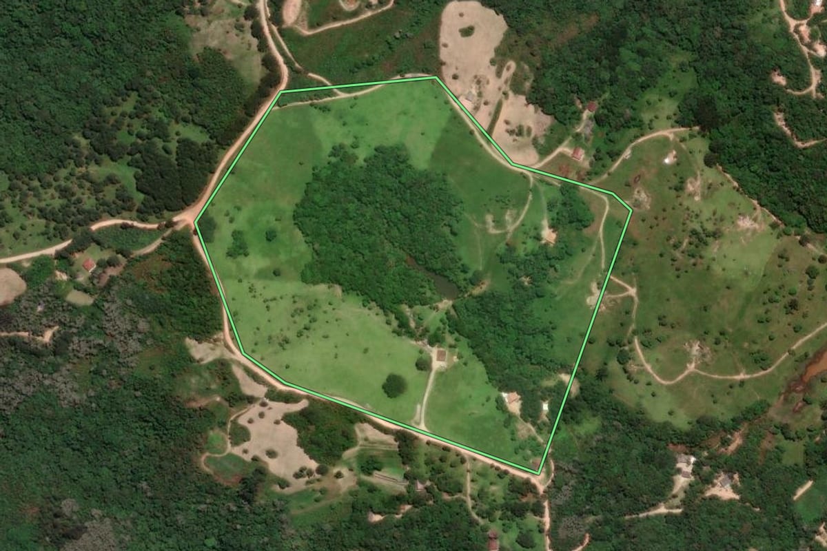 Imagem de satélite do imóvel rural em Campo Largo (PR), com o contorno declarado no CAR desenhado por cima.