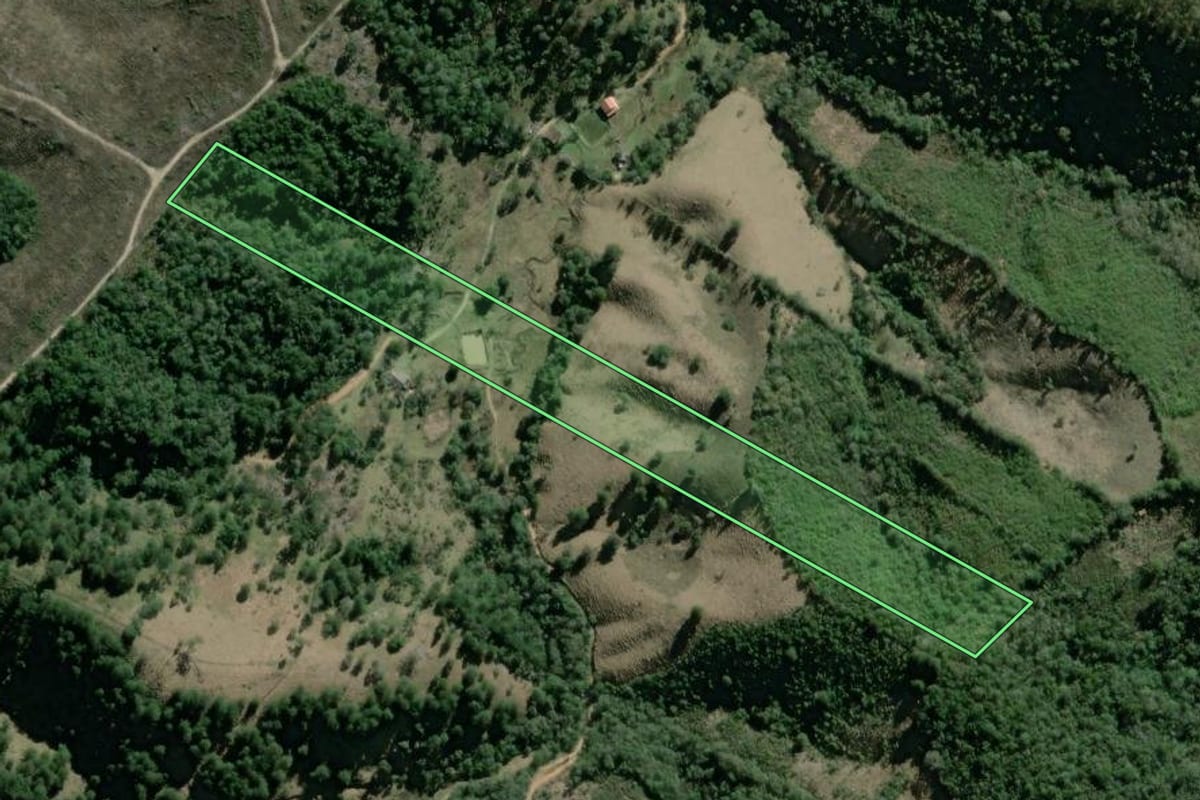 Imagem de satélite do imóvel rural em Campo Largo (PR), com o contorno declarado no CAR desenhado por cima.