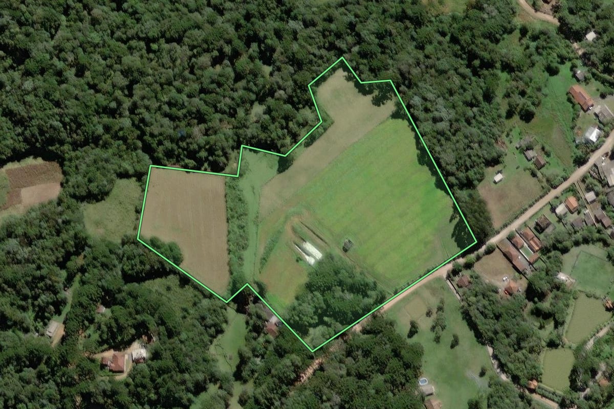 Imagem de satélite do imóvel rural em Campo Largo (PR), com o contorno declarado no CAR desenhado por cima.