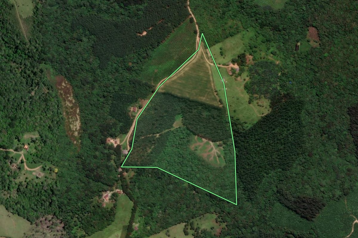 Imagem de satélite do imóvel rural em Campo Largo (PR), com o contorno declarado no CAR desenhado por cima.