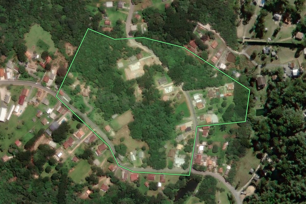 Imagem de satélite do imóvel rural em Campo Largo (PR), com o contorno declarado no CAR desenhado por cima.