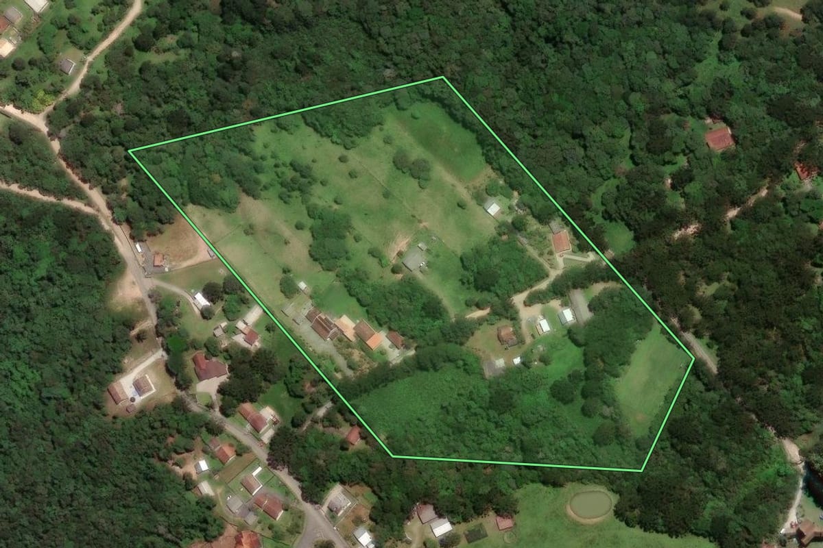 Imagem de satélite do imóvel rural em Campo Largo (PR), com o contorno declarado no CAR desenhado por cima.
