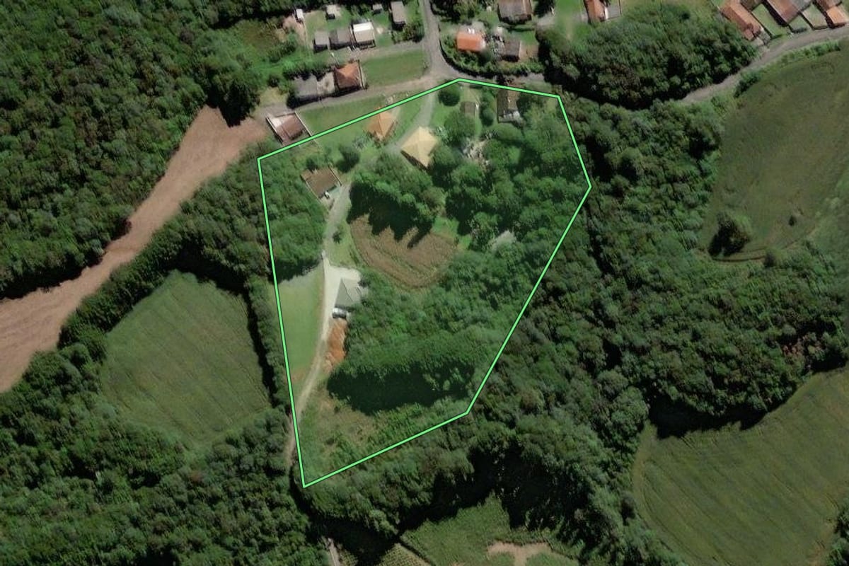 Imagem de satélite do imóvel rural em Campo Largo (PR), com o contorno declarado no CAR desenhado por cima.