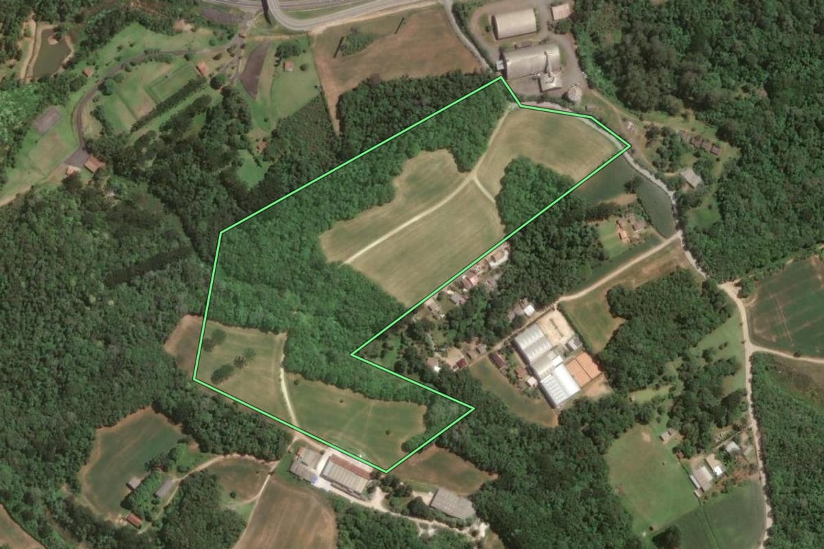 Imagem de satélite do imóvel rural em Campo Largo (PR), com o contorno declarado no CAR desenhado por cima.