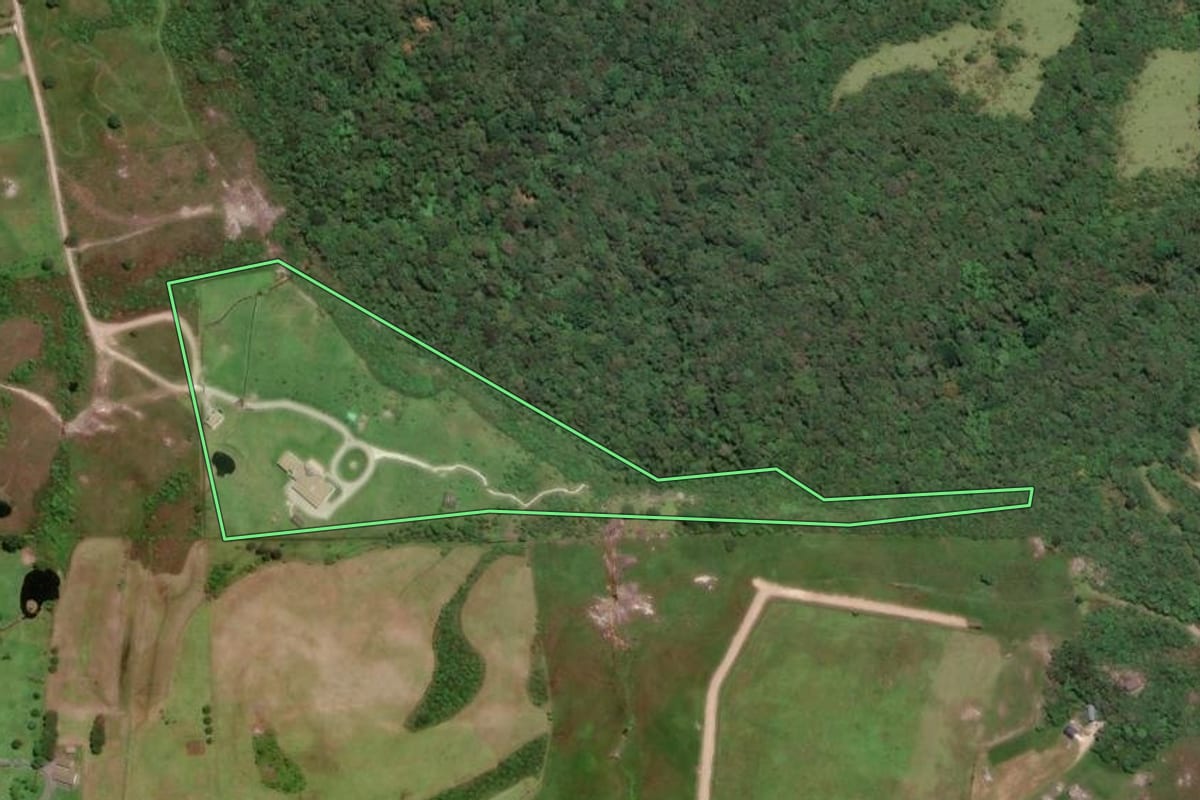 Imagem de satélite do imóvel rural em Campo Largo (PR), com o contorno declarado no CAR desenhado por cima.