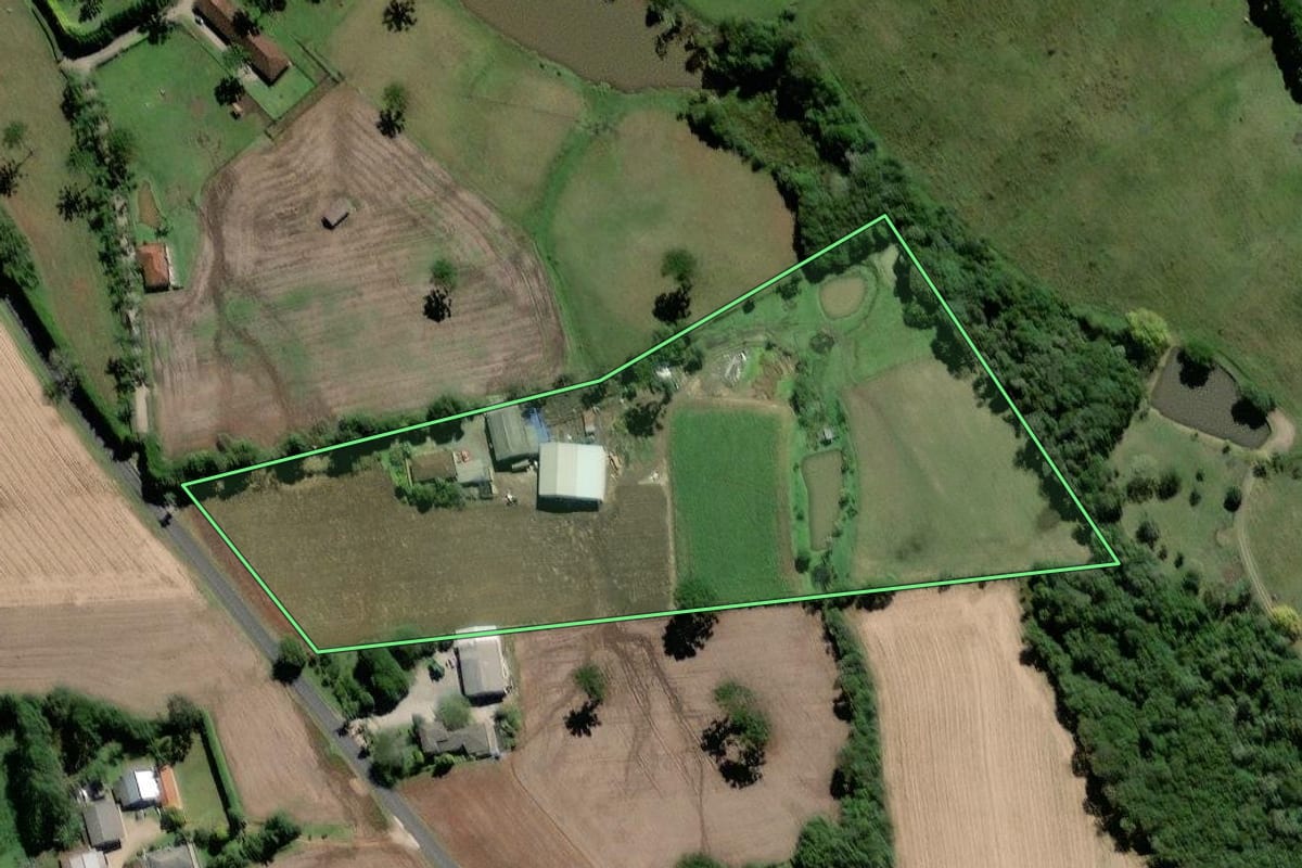 Imagem de satélite do imóvel rural em Campo Largo (PR), com o contorno declarado no CAR desenhado por cima.
