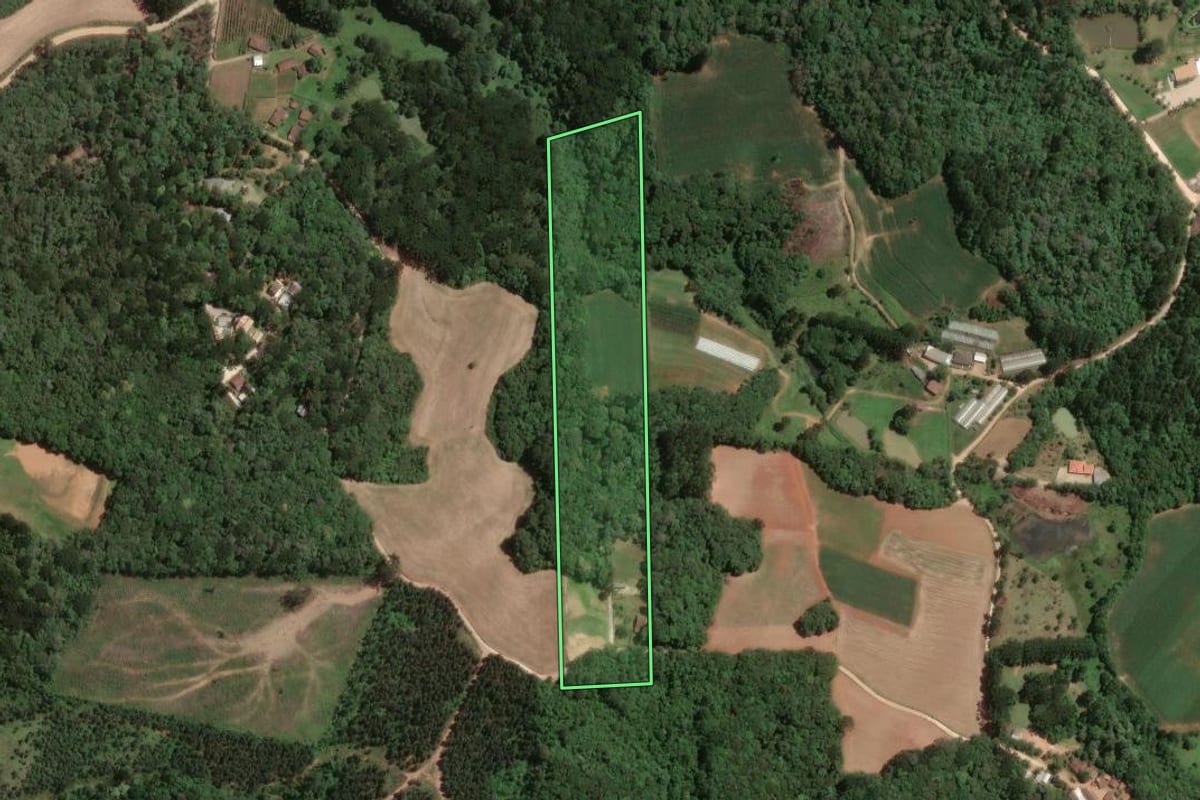 Imagem de satélite do imóvel rural em Campo Largo (PR), com o contorno declarado no CAR desenhado por cima.