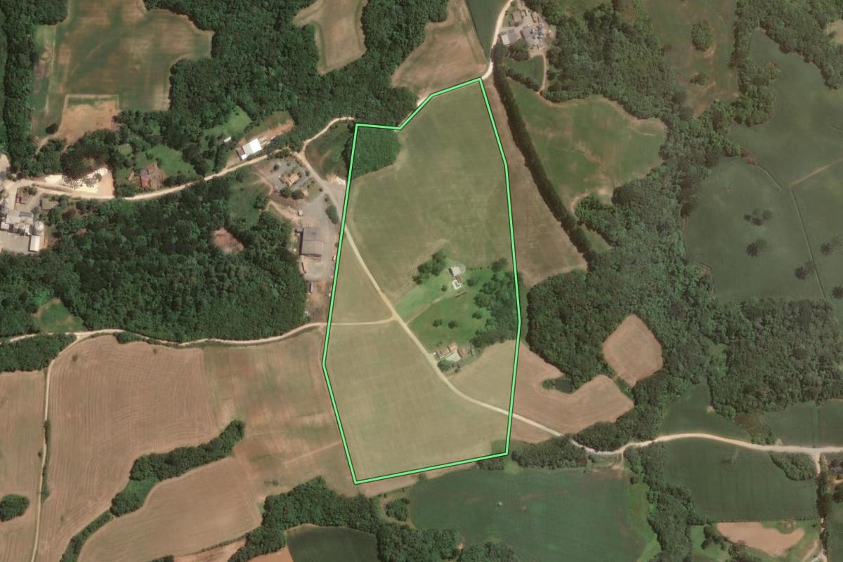 Imagem de satélite do imóvel rural em Campo Largo (PR), com o contorno declarado no CAR desenhado por cima.
