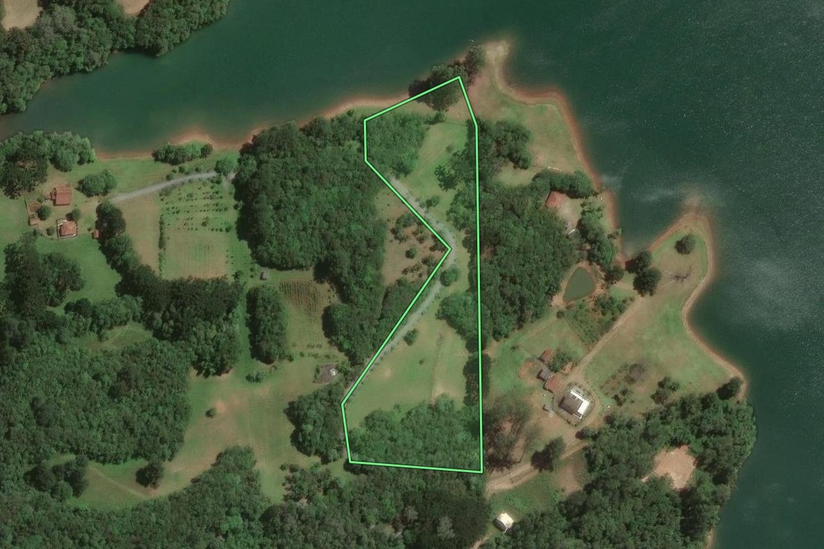 Imagem de satélite do imóvel rural em Campo Largo (PR), com o contorno declarado no CAR desenhado por cima.