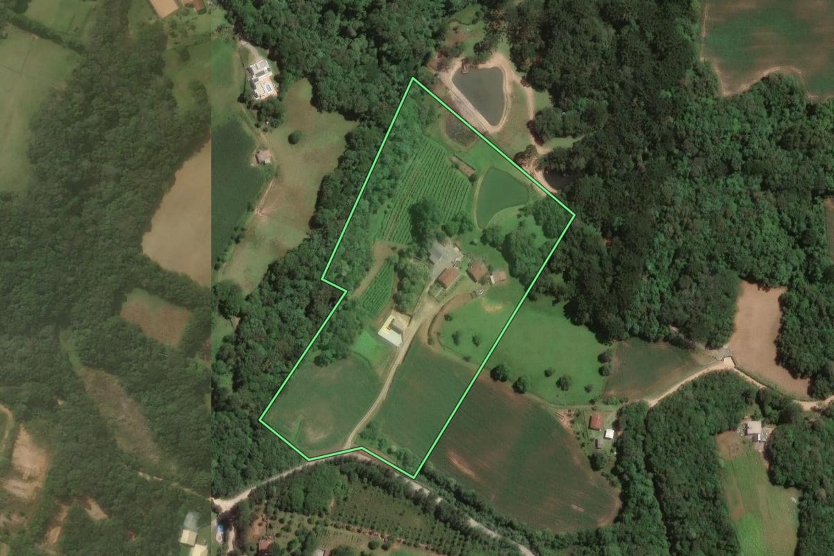 Imagem de satélite do imóvel rural em Campo Largo (PR), com o contorno declarado no CAR desenhado por cima.