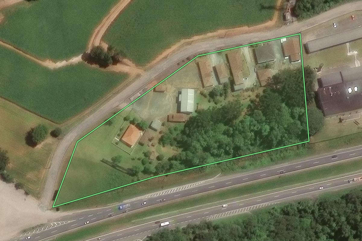Imagem de satélite do imóvel rural em Campo Largo (PR), com o contorno declarado no CAR desenhado por cima.