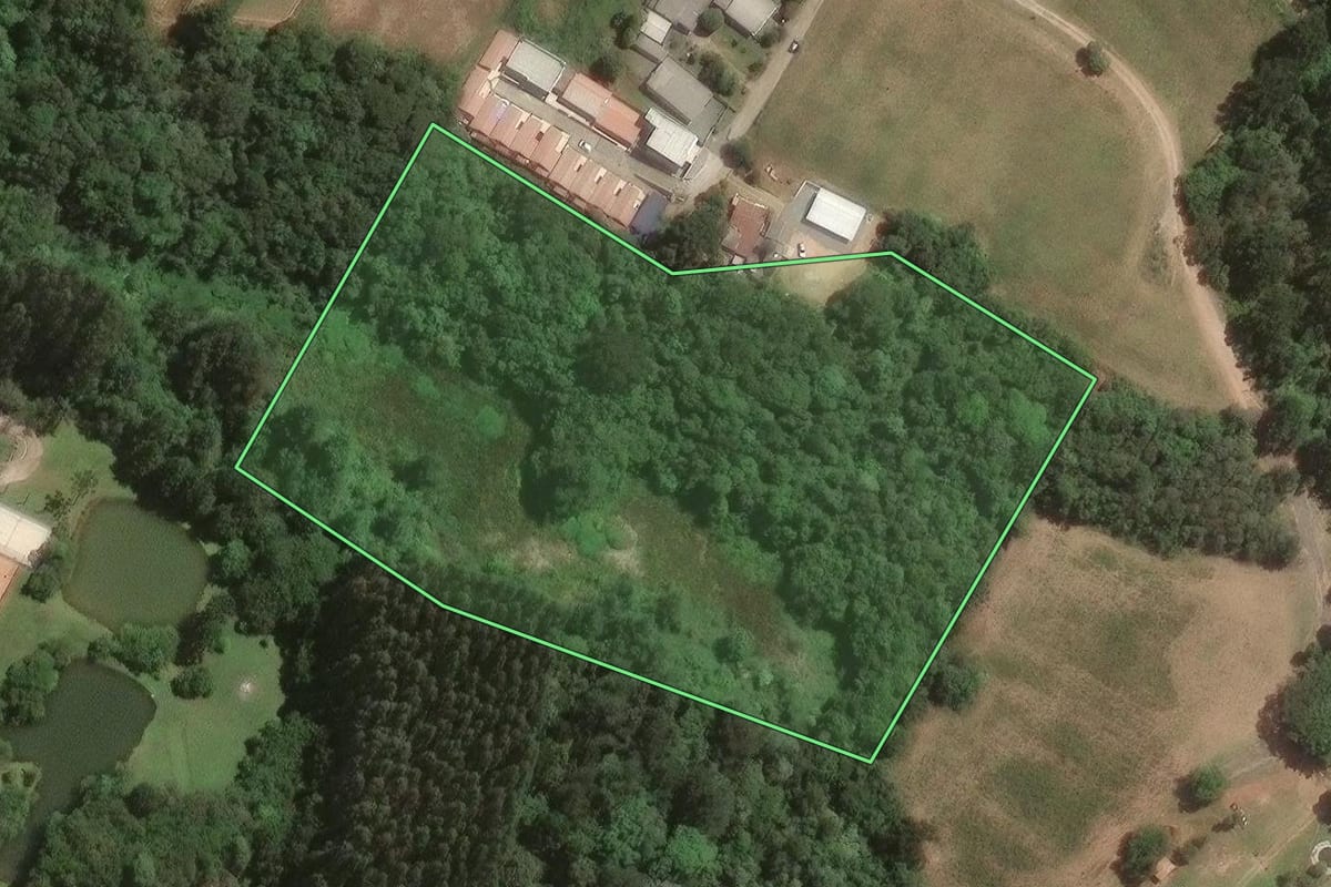 Imagem de satélite do imóvel rural em Campo Largo (PR), com o contorno declarado no CAR desenhado por cima.