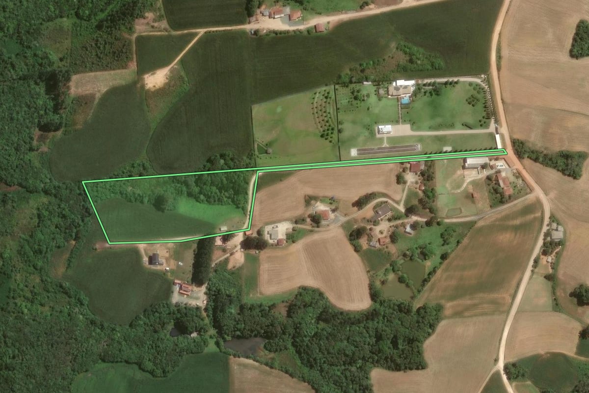 Imagem de satélite do imóvel rural em Campo Largo (PR), com o contorno declarado no CAR desenhado por cima.