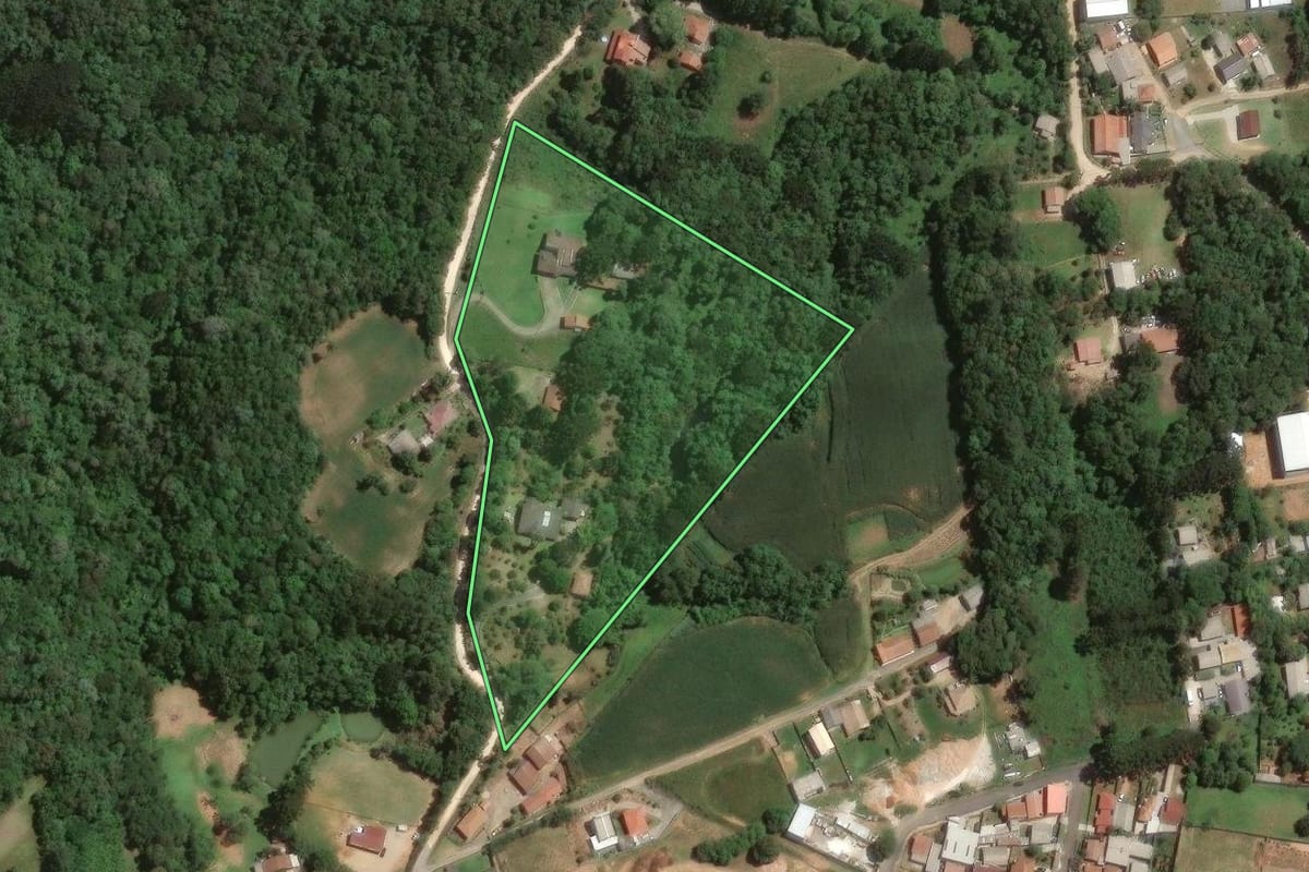 Imagem de satélite do imóvel rural em Campo Largo (PR), com o contorno declarado no CAR desenhado por cima.