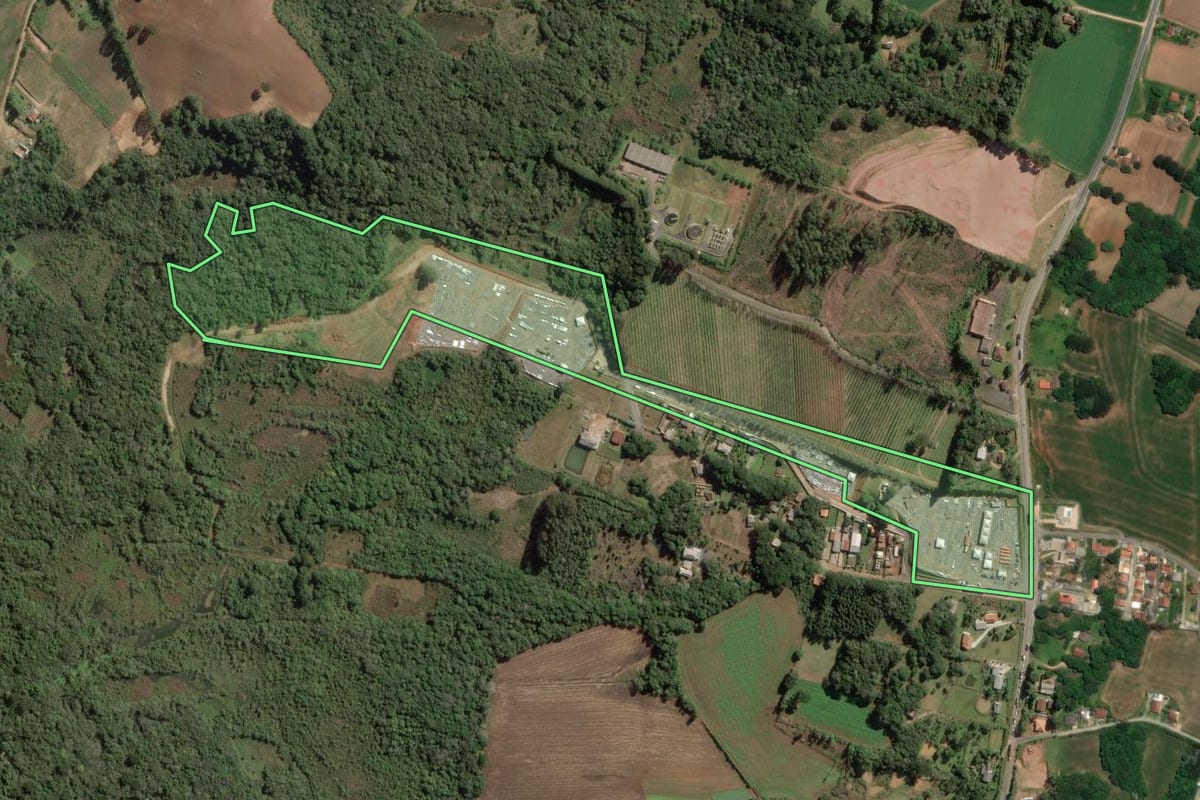 Imagem de satélite do imóvel rural em Campo Largo (PR), com o contorno declarado no CAR desenhado por cima.