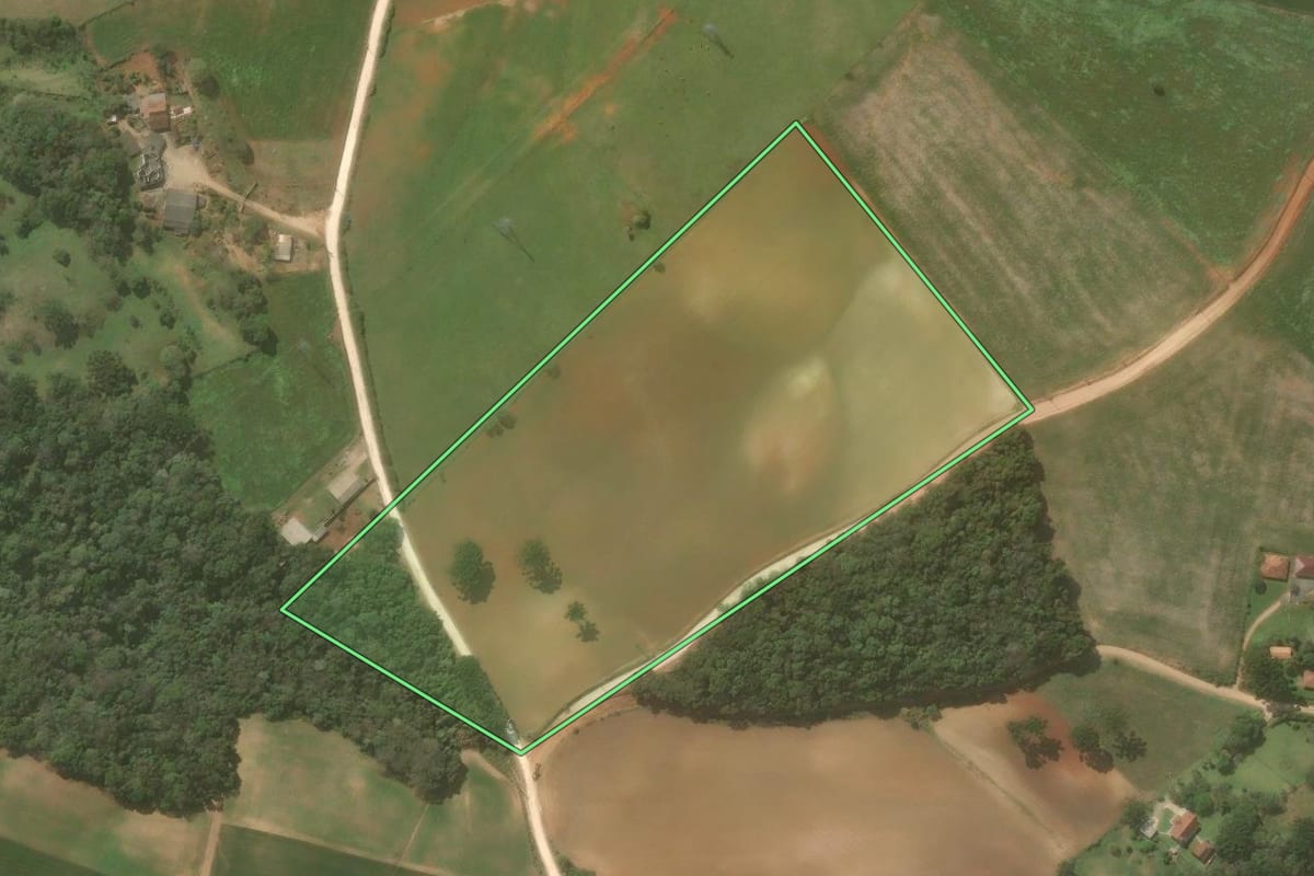Imagem de satélite do imóvel rural em Campo Largo (PR), com o contorno declarado no CAR desenhado por cima.