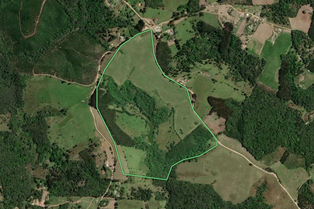 Imagem de satélite do imóvel rural em Campo Largo (PR), com o contorno declarado no CAR desenhado por cima.