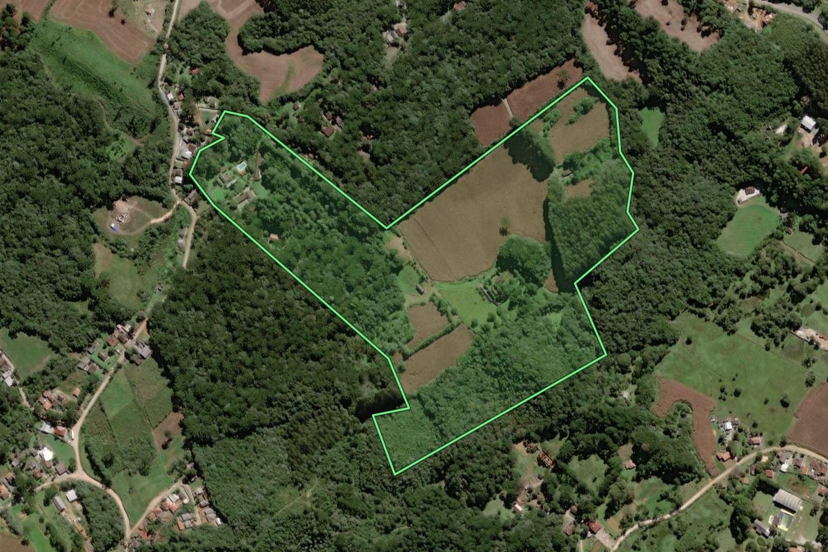 Imagem de satélite do imóvel rural em Campo Largo (PR), com o contorno declarado no CAR desenhado por cima.