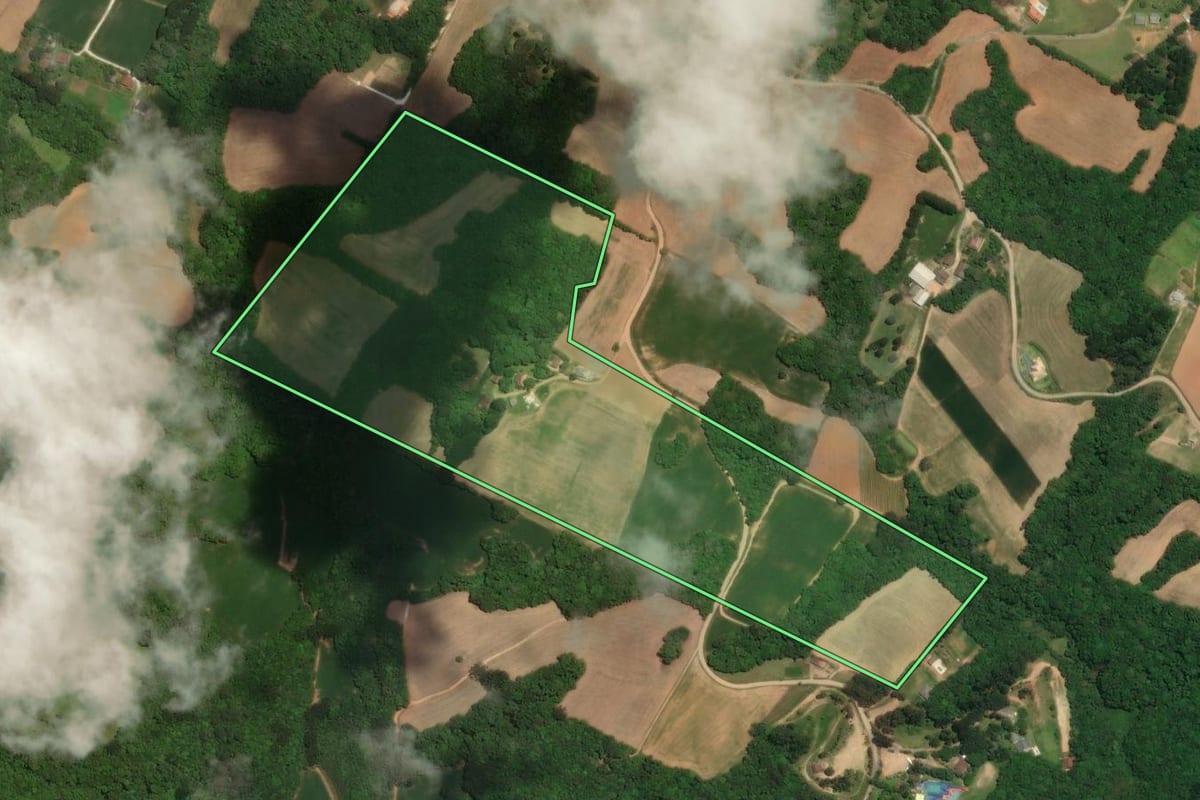 Imagem de satélite do imóvel rural em Campo Largo (PR), com o contorno declarado no CAR desenhado por cima.
