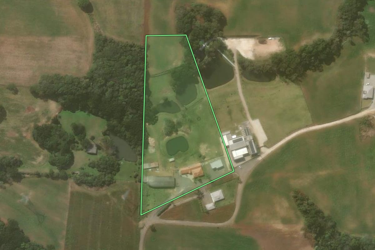 Imagem de satélite do imóvel rural em Campo Largo (PR), com o contorno declarado no CAR desenhado por cima.