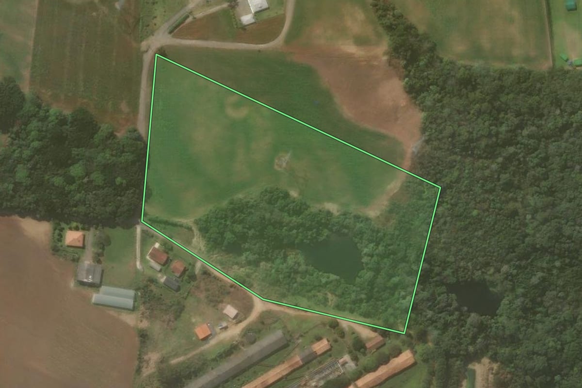 Imagem de satélite do imóvel rural em Campo Largo (PR), com o contorno declarado no CAR desenhado por cima.