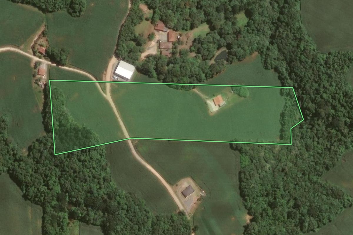 Imagem de satélite do imóvel rural em Campo Largo (PR), com o contorno declarado no CAR desenhado por cima.