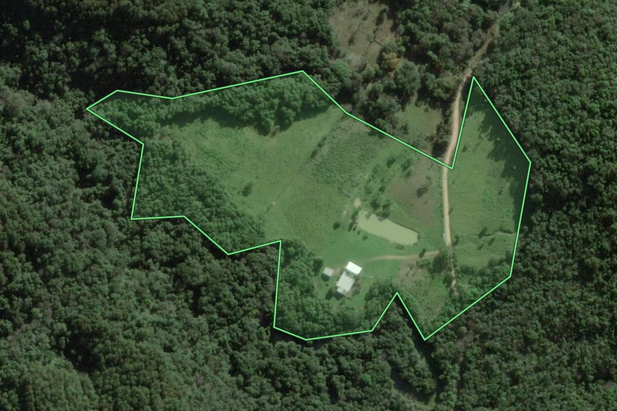 Imagem de satélite do imóvel rural em Campo Largo (PR), com o contorno declarado no CAR desenhado por cima.