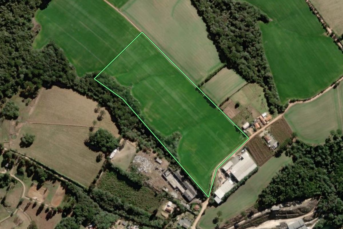 Imagem de satélite do imóvel rural em Campo Largo (PR), com o contorno declarado no CAR desenhado por cima.